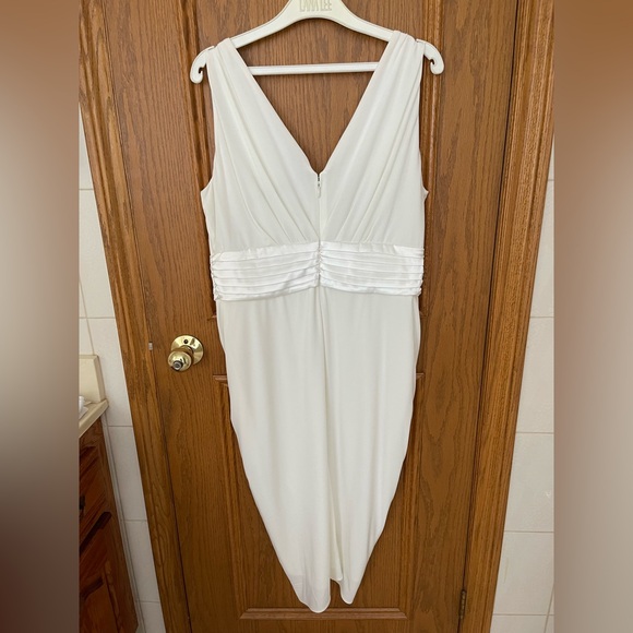 Elegant White Sleeveless Dress - Picture 2 of 4